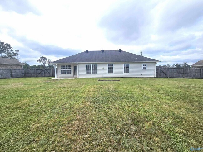Building Photo - 385 Robinson Rd