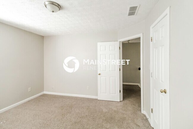 Building Photo - 4 Bedroom Pet-Friendly Home in Lithonia, GA with Main Street Renewal