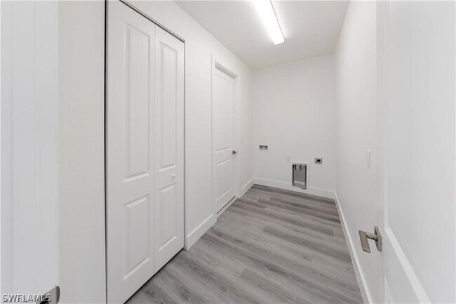 Building Photo - 1137 Damen St E