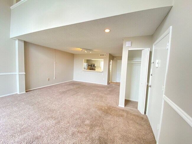 Building Photo - SANDY COVE CONDO - 1BR/1BA WITH BALCONY