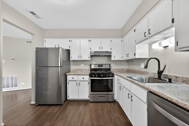 Building Photo - 1700 Lakecliffe Dr