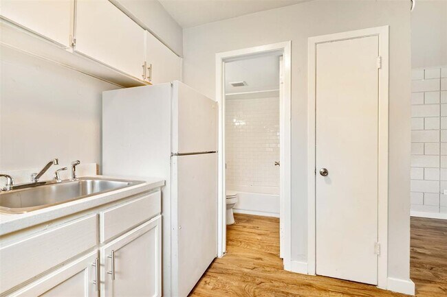 Building Photo - 903 Springdale Rd