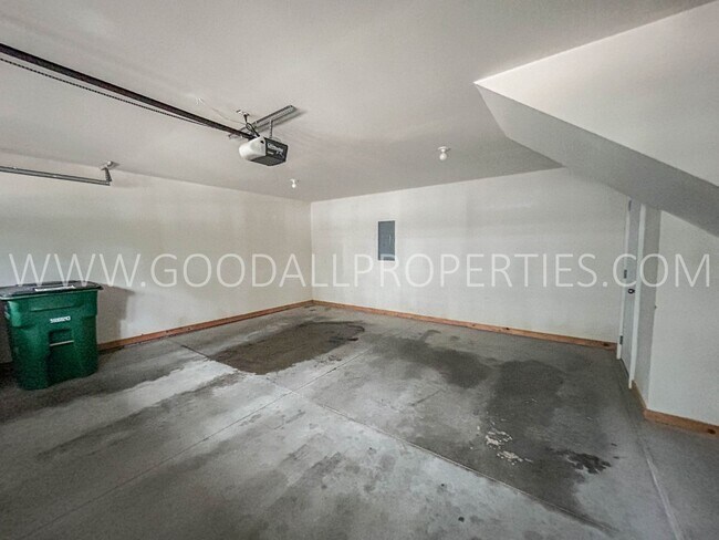 Building Photo - 2 Bedroom, 2.5 Bath Townhome in Urbandale