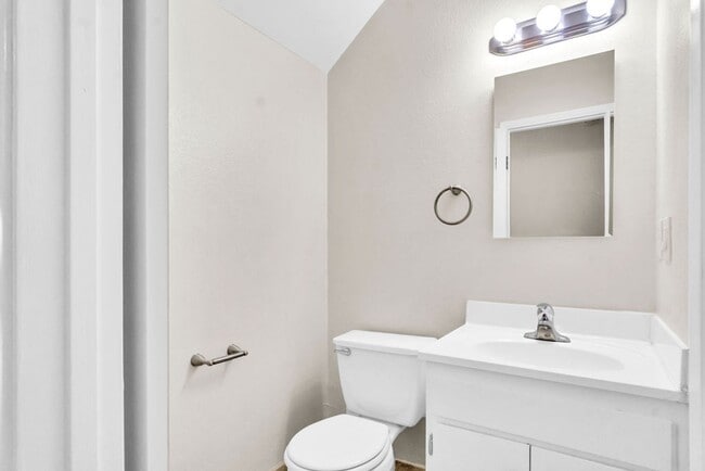 Building Photo - Great three bedroom townhome in UTC! Avail...