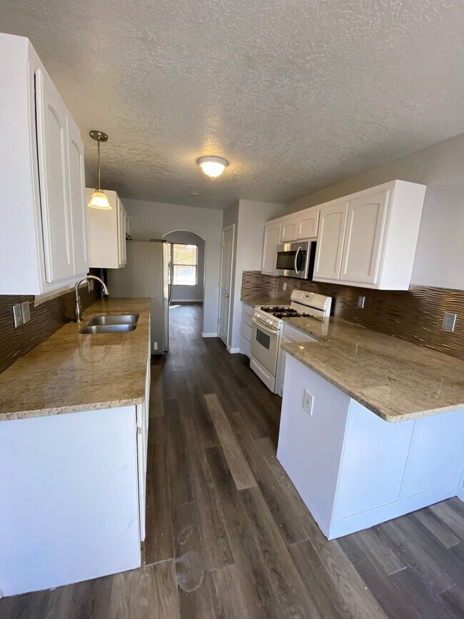 Building Photo - SW 4 Bedroom 3 Bath 2 Car Garage 1989SF