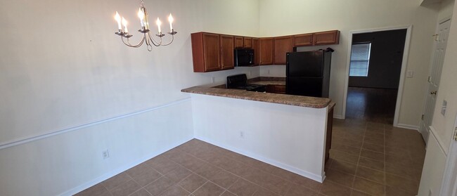 Building Photo - Prime Location Townhouse