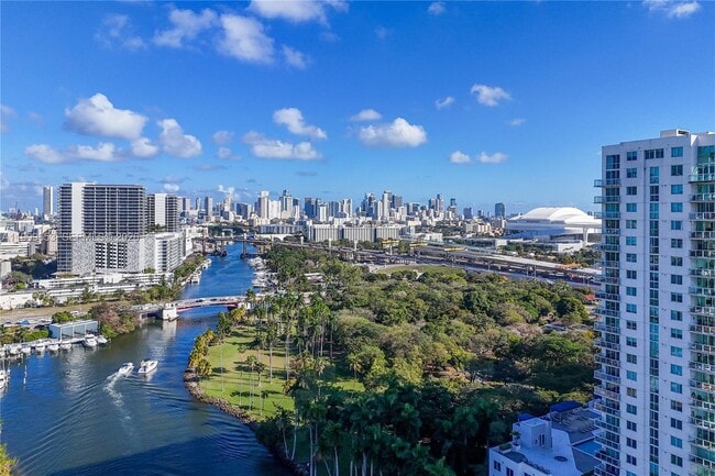 Building Photo - 1861 NW S River Dr