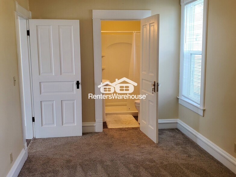 Building Photo - 108 3rd St W