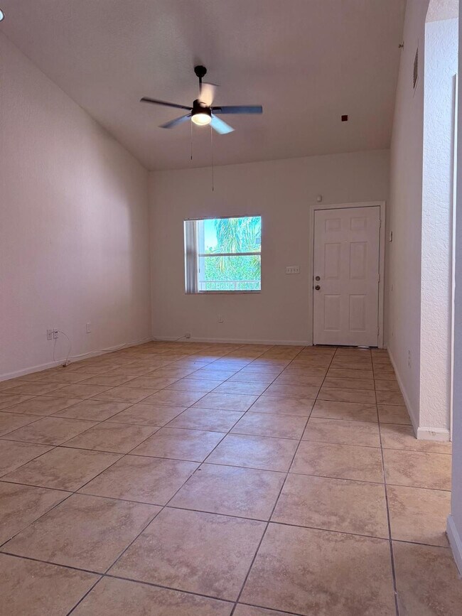 Building Photo - 2941 Riverside Dr