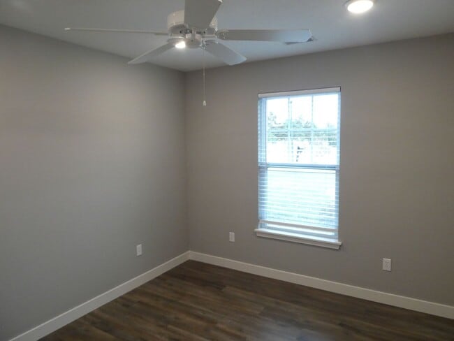 Building Photo - 3 Bedroom 2 Bath Home- Off Green Meadows Rd