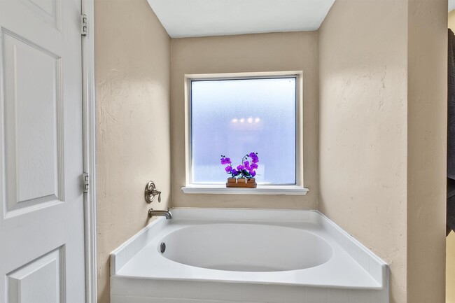 Building Photo - 914 Ivycroft Ln