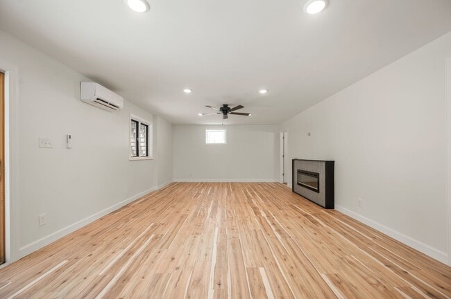 Building Photo - 3764 Glenwood Dr