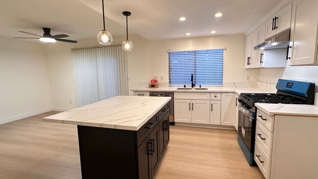 Building Photo - 1472 Camelot Dr