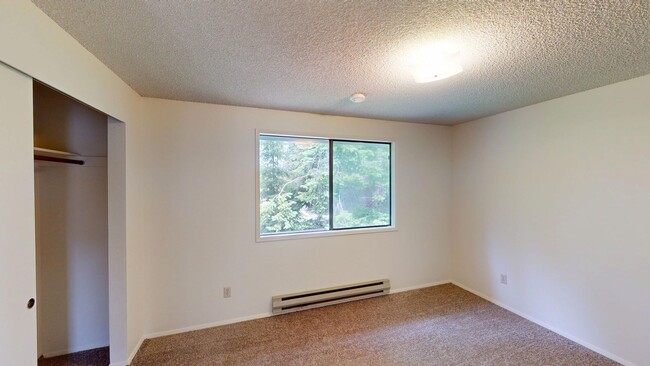 Building Photo - Charming Condo in the Heart of Oak Harbor!...