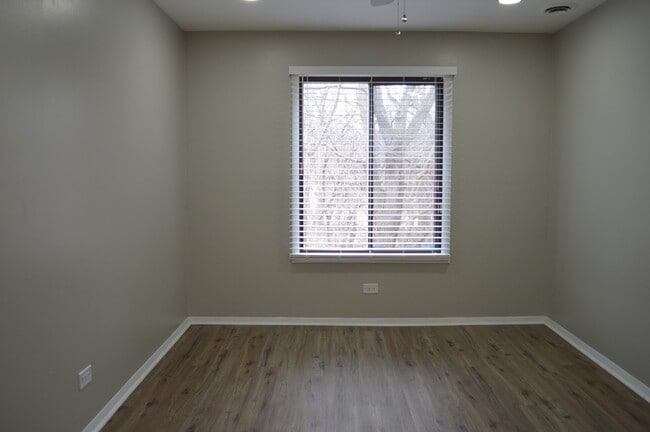 Building Photo - 255 E Court of Shorewood