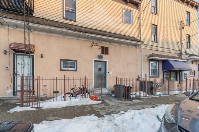 Building Photo - 134 Van Horne St