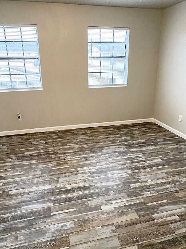 Building Photo - 6023 Bedford Dr