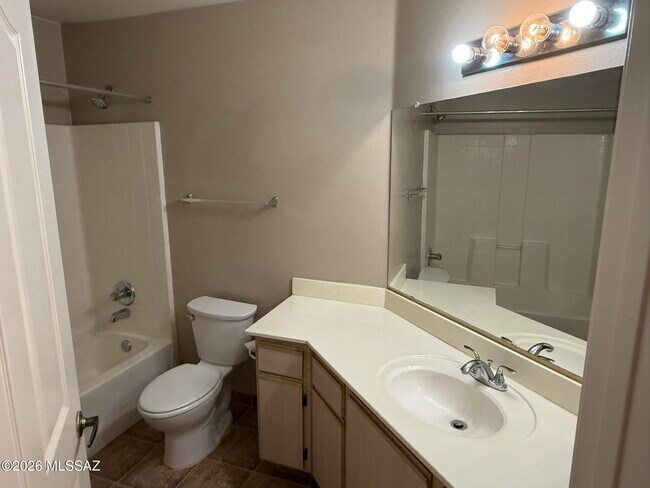 Building Photo - 5751 N Kolb Rd