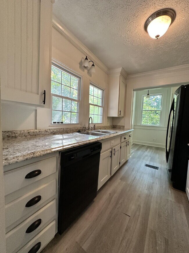 Building Photo - Charming 3 bed/1 bath in the city!