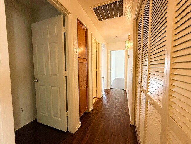 Building Photo - Stylish 1-story 1,301 Sq. Ft. House in Inv...