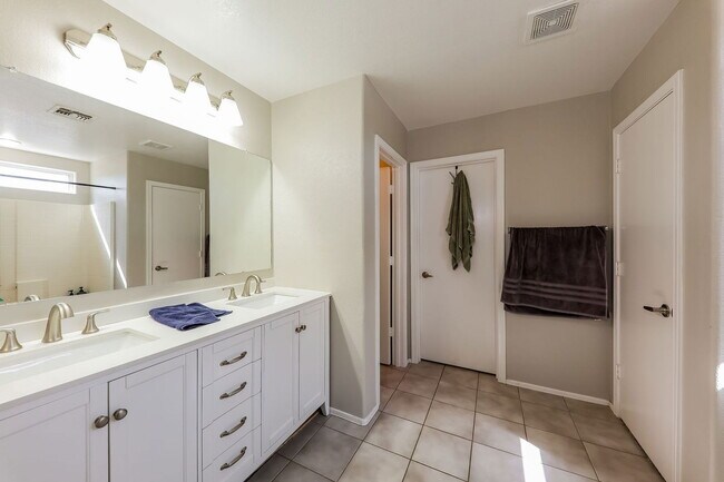 Building Photo - 5945 N 73rd Dr