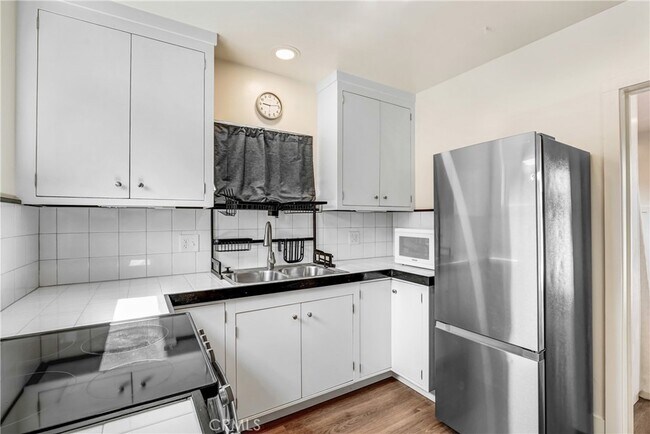 Building Photo - 10918 White Oak Ave