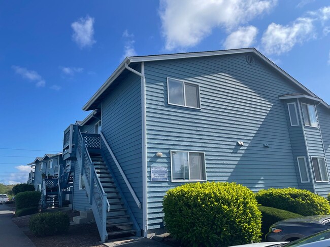 Building Photo - Oversized 3 Bedroom Condo Near NAS Whidbey...