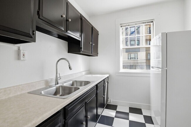 Building Photo - 2100 Post St