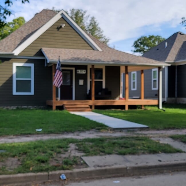 Building Photo - 512 Moro St