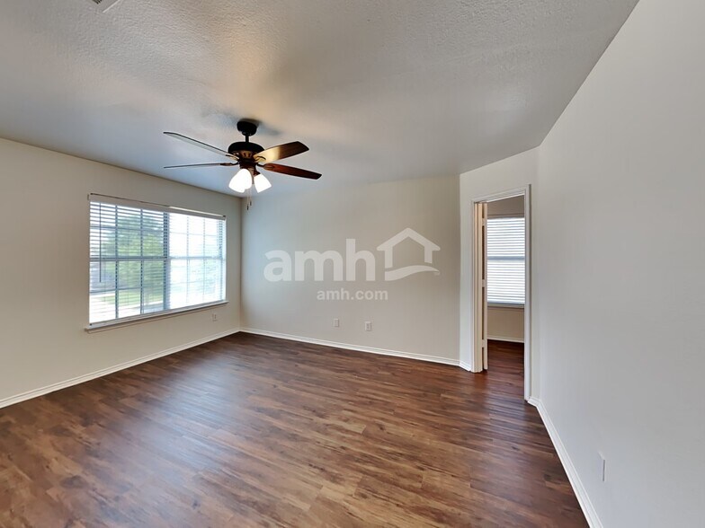 Building Photo - 2014 Kingsbridge Dr