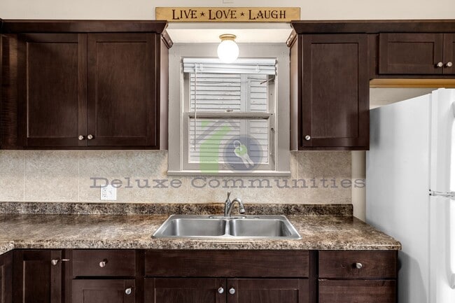 Building Photo - WEST SIDE! 2 Bedroom Single Family Home! JUST LISTED!