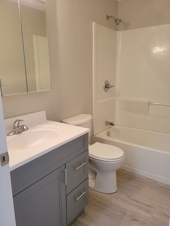 Building Photo - 1 Bedroom Triplex Unit