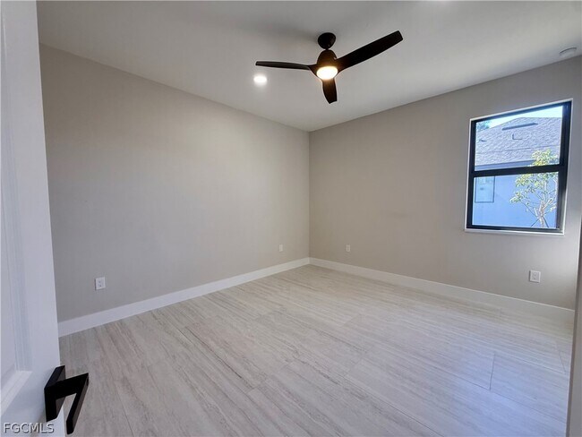 Building Photo - 102 NE 8th Pl