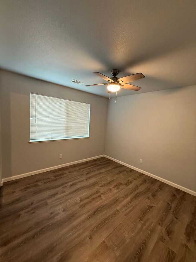 Building Photo - QUAINT ADU