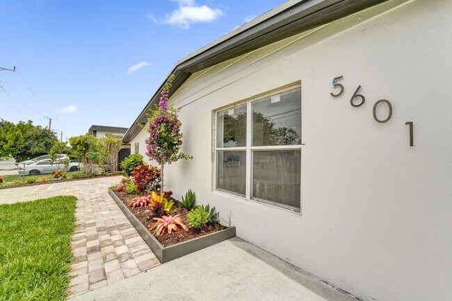Building Photo - 5601 SW 36th Ct