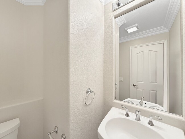 Building Photo - Great 3B/2.5BA House in Gated Community in...