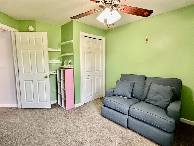 Building Photo - Like New 3BR, 1.5 bathroom Colonial For Rent