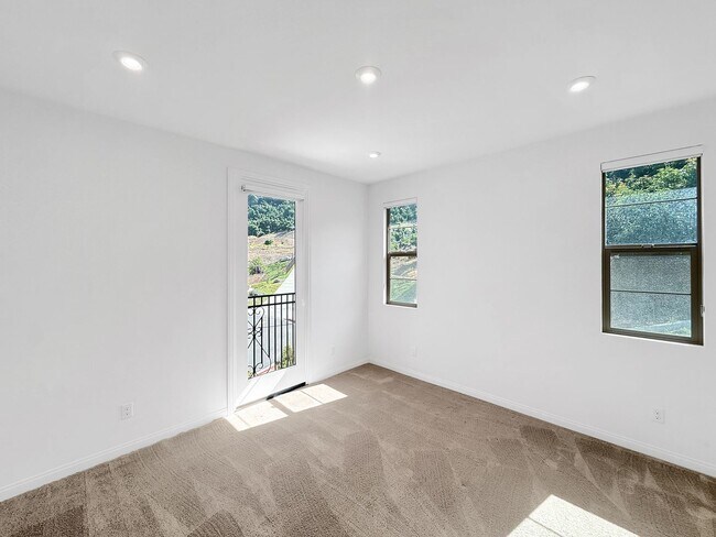 Building Photo - Beautiful 5B/4.5BA Home in Escondido Now A...