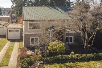 Building Photo - Fantastic East of Market St. home in Kirkl...