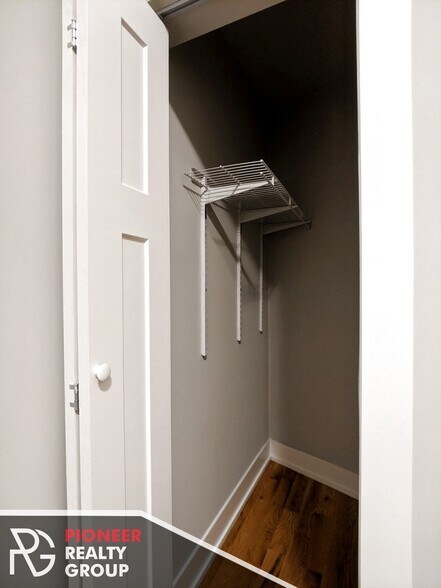 Building Photo - 635 W Oakdale Ave