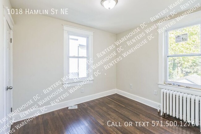 Building Photo - Newly renovated 3bd/1.5bth end unit TH Nes...