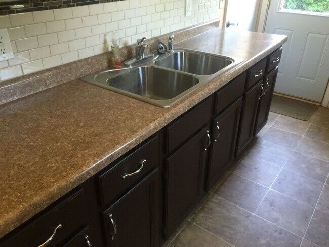 Building Photo - $1499 Charming, remodeled 3-Bed/1-Bath Ran...