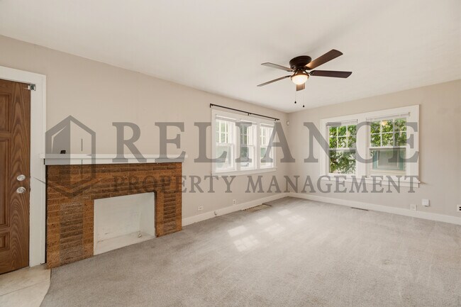 Building Photo - 703 S Grove Dr