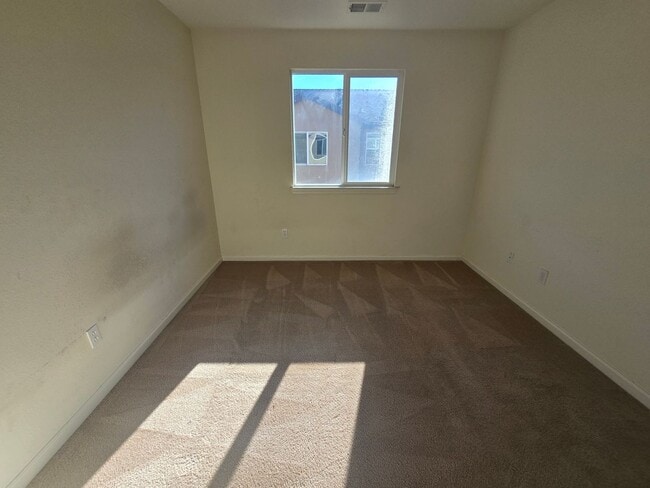 Building Photo - Beautiful 3 Bedroom Townhouse Available Now...