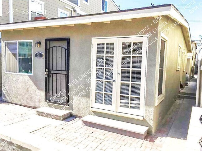 Building Photo - 221 33rd St