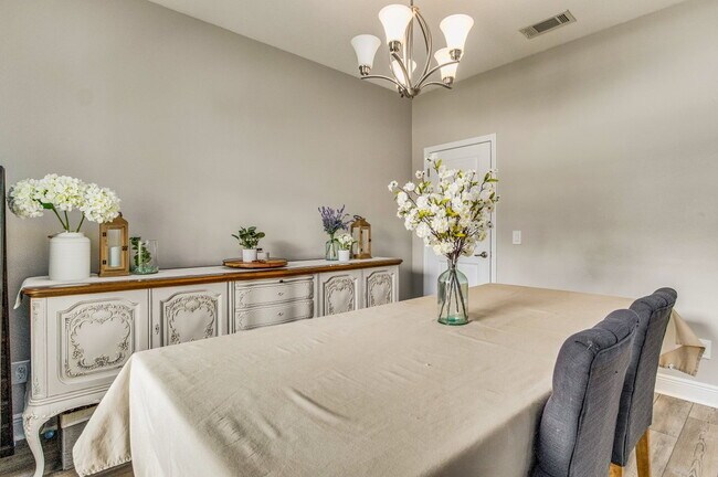 Building Photo - Bright and beautiful home in Windward Cove...