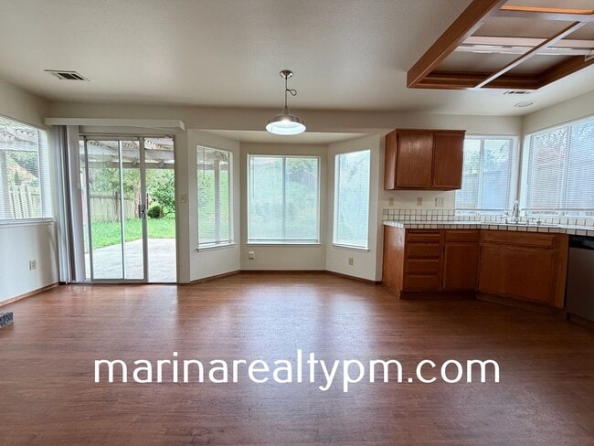 Building Photo - Glen Cove Beauty 3 bed 2.5  bath 2 Story home in established neighborhood