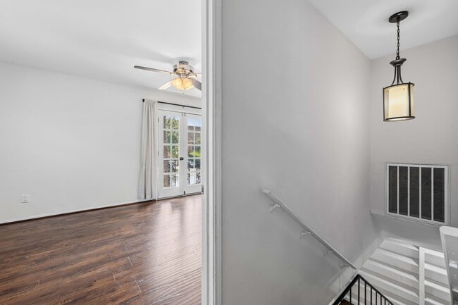 Building Photo - 5534 Beverly Hill St