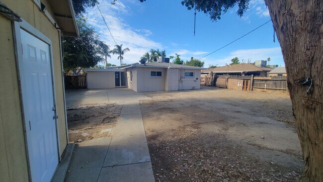 Building Photo - 2321 Dora St