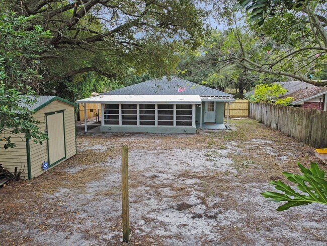 Building Photo - Private 2BR/1BA Duplex with Florida Room
